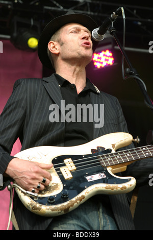 Paul Simonon spielen in The Good The Bad und The Queen. Stockfoto