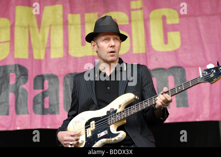 Paul Simonon spielen in The Good The Bad und The Queen. Stockfoto