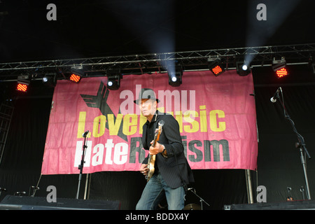 Paul Simonon spielen in The Good The Bad und The Queen. Stockfoto