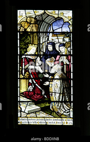 Buntglasfenster von Burlison & Grylls; König Richard II. Bestätigt frühere Urkunden, die die Kirche von Brixworth der Salisbury Cathedral 1381 gewährten Stockfoto