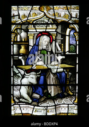 Buntglasfenster von 1913 von Burlison & Grylls, das St. Luke beim Schreiben der Evangelien zeigt All Saint's Church Brixworth Northamptonshire England Stockfoto