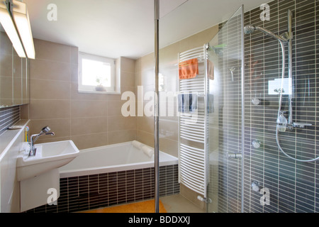 Modernes Badezimmer Stockfoto