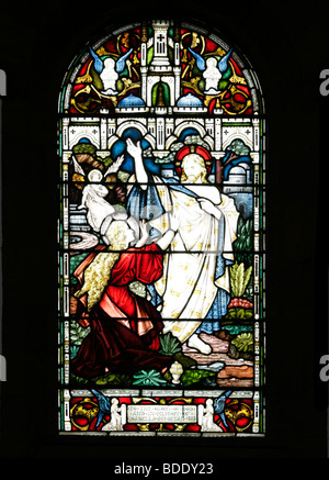 Buntglasfenster von Alfred Octavius Hemming mit Darstellung von „Noli me tangere“. Jesus im Garten mit Maria Magdalena. Alle Heiligen Kirche Brixworth Stockfoto