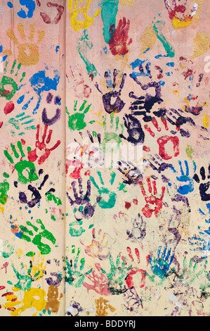 Kinder malen mit Handabdrücke an der Wand Cowley unterwegs in Oxford Stockfoto