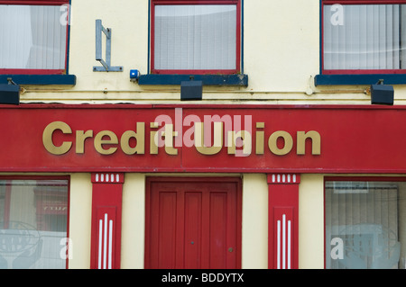 Die bunte Credit Union-Büros im Dorf Louisburgh, County Mayo, Irland Stockfoto