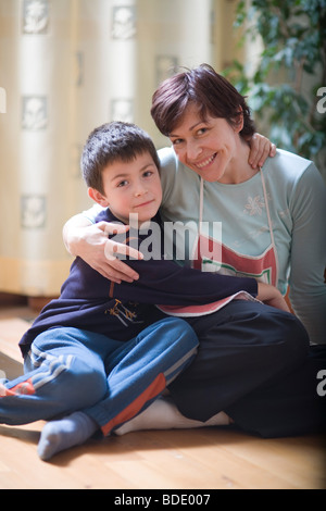 Porträt eines kleinen Jungen mit seiner Mutter Stockfoto