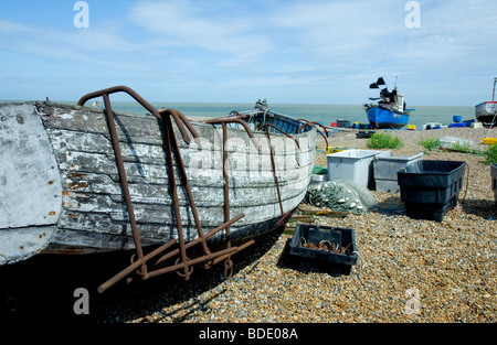 Einem alten traditionellen hölzernen Fischerboot, verwittert, mit kleinen Anker hängen von der Seite, am Strand von Aldeburgh, in Suffolk, England. Stockfoto