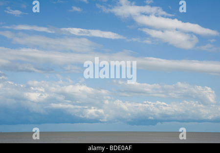 Horizontale Wolken bilden über das englische Meer im Hochsommer (Juli) aus den küstennahen Dorf Dunwich, Suffolk, UK. Stockfoto