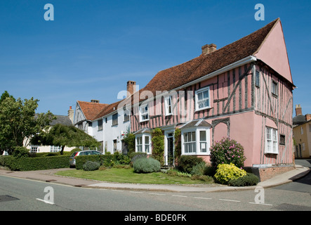 Eine schiefe mittelalterlichen Fachwerkhaus in Lavenham, Suffolk, England. Stockfoto