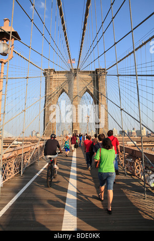 Radfahrer und Fußgänger auf der Brooklyn Bridge Stockfoto