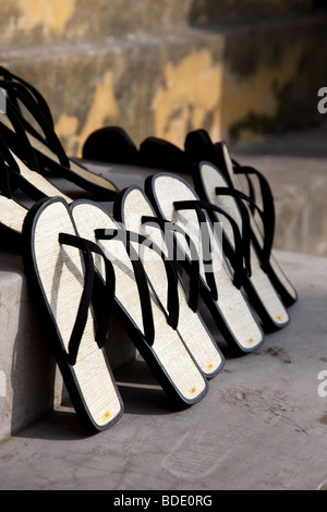 Sandalen zum Verkauf in Hoi an, Vietnam. Stockfoto