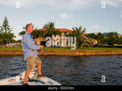 Ein Angler fischt die Wohnungen aus Schotten in der Indian River in der Nähe von Jensen Beach für große Snook, Forelle und Rotbarsch Stockfoto