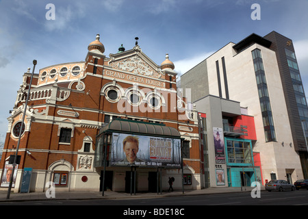 Irland, Norden, Belfast, Great Victoria Street, äußere des Grand Opera House mit seiner modernen Erweiterungsbau Stockfoto