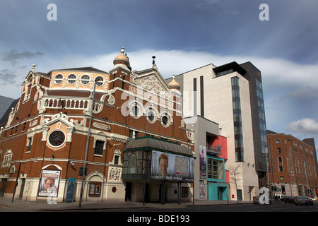 Irland, Norden, Belfast, Great Victoria Street, äußere des Grand Opera House + moderne Erweiterungsbau Stockfoto