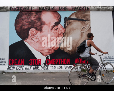 Berühmte Gemälde der Kuss von Dmitry Vrubel an Berliner Mauer an der East Side Gallery in Berlin August 2009 lackiert neu Stockfoto