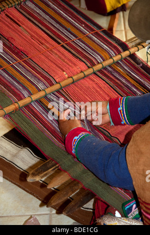 Peruanische Frau weben in Cuzco, Peru. Stockfoto