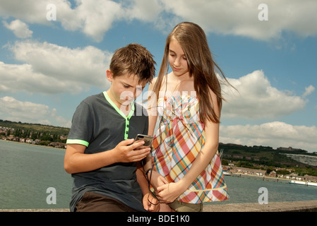 Kinder, die mit dem ipod Stockfoto