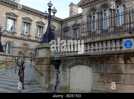 Irland, Norden, Belfast, Zollhaus Platz, Bronze-Statue von den Referenten auf der Treppe. Speakers Corner Stockfoto