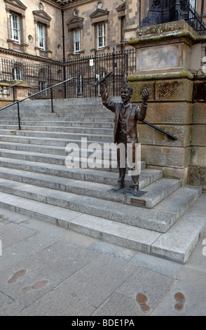 Irland, Norden, Belfast, Zollhaus Platz, Bronze-Statue von den Referenten auf der Treppe. Speakers Corner Stockfoto