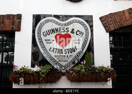 Irland, unterzeichnen Nord, Belfast Cathedral Quarter, Handelsgericht, alte Metall Rot Herz Belfast abgefüllt Guinness dekorieren die e Stockfoto