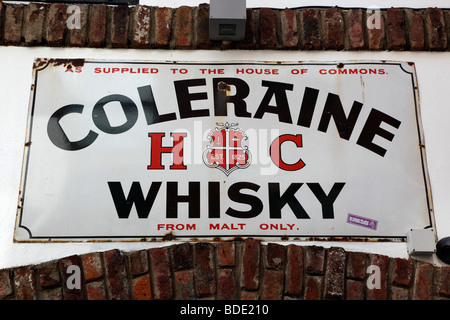 IRLAND, Nord, Belfast, Cathedral Quarter, Commercial Court, Old Coleraine Whisky Metallschild schmückt den Duke of York Pub. Stockfoto