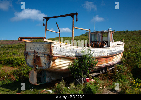 Altes Fischerboot an Land auf Gugh Extrameldung Scilly-Inseln Stockfoto