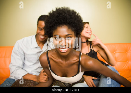 Junge Gruppe von Freunden gemeinsam Spaß haben Stockfoto