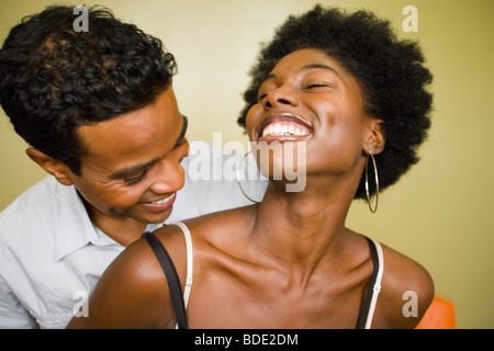 Junges Paar genießen jede andere Firma. Stockfoto