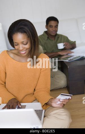 African American Paar genießt ihre Heimat Stockfoto