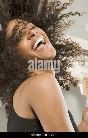 Schöne junge Frau tanzen und Gitarre spielen Stockfoto