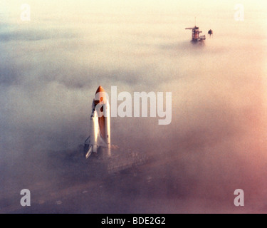 Space Shuttle Rollout im Morgennebel. (STS114) Stockfoto