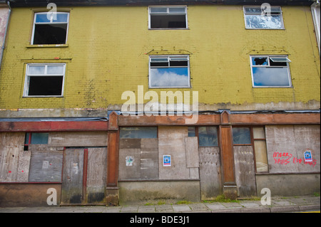 Geschäfte-Fenster und Türen mit Brettern vernagelt mit Sperrholzplatten in Ebbw Vale oder Gwent South Wales UK Stockfoto