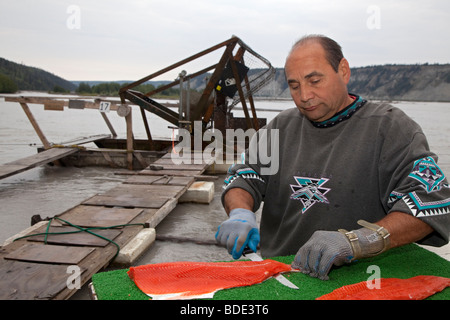 Mann Filets rot Lachs gefangen auf Fisch-Rad in Alaskas Copper River Stockfoto