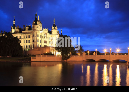 Schweriner Schloss am Abend Stockfoto