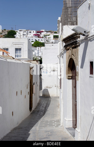 Leere Seitenstraße in Lindos, Rhodos, Dodekanes, Griechenland Stockfoto