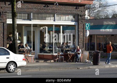 Gönner-Kunden im Restaurant Diner Coffee-Shop, Vancouver, BC, Britisch-Kolumbien, Kanada.  Von außen Bürgersteig betrachtet. Stockfoto