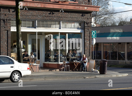 Gönner-Kunden im Restaurant Diner Coffee-Shop, Vancouver, BC, Britisch-Kolumbien, Kanada.  Von außen Bürgersteig betrachtet. Stockfoto