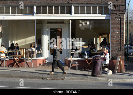 Gönner-Kunden im Restaurant Diner Coffee-Shop, Vancouver, BC, Britisch-Kolumbien, Kanada.  Von außen Bürgersteig betrachtet. Stockfoto