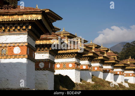 Druk Wangyal umfasst eine weitreichende Palette von 108 Memorial Chörten platziert auf 3050 m Dochu La (Pass) Bhutan Stockfoto