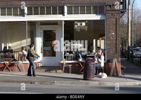 Gönner-Kunden im Restaurant Diner Coffee-Shop, Vancouver, BC, Britisch-Kolumbien, Kanada.  Von außen Bürgersteig betrachtet. Stockfoto