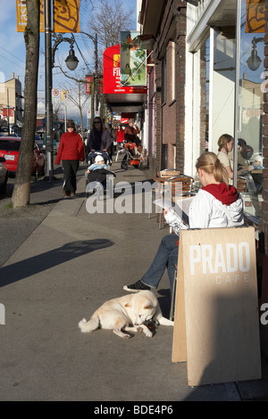 Gönner-Kunden im Restaurant Diner Coffee-Shop, Vancouver, BC, Britisch-Kolumbien, Kanada.  Von außen Bürgersteig betrachtet. Stockfoto