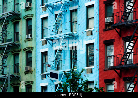 Drei bunte, rot, blau und grün, Mehrfamilienhäuser Fassaden mit Notfall entweicht. Typische New York City, Boston, Chicago Stockfoto