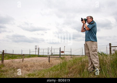 Schriftsteller Phil Berg nimmt ein Foto vor einem Minuteman-Raketensilos im westlichen Nebraska während Projekt Vortex 2. 5. Juni 2009. Stockfoto