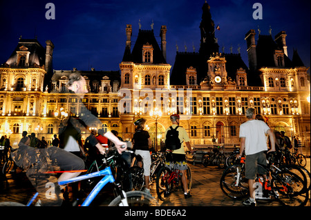 Paris, Frankreich, öffentliche Veranstaltungen, Menschenmassen, die eine Fahrradtour bei Nacht vor dem Hotel de Ville vorbereiten, Radfahren, paris Fahrrad Stockfoto