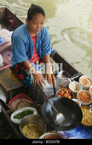 Anbieter die Pad thai Nudeln auf einem schwimmenden Markt in Bangkok Thailand Stockfoto