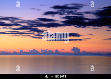 Bunte Wolkengebilde nach Sonnenuntergang Stockfoto