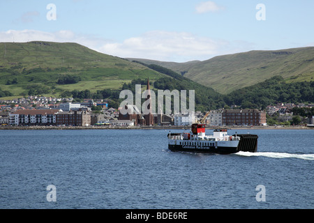 CALMAC Ferry MV Loch Riddon nähert sich der Küstenstadt Largs von der Insel Great Cumbrae, North Ayrshire, Schottland, Großbritannien Stockfoto