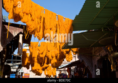 Gefärbtes Tuch trocknen über die Gassen des Quartier Färber der Souk, Medina, Marrakesch, Marokko, Nordafrika Stockfoto