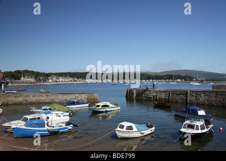 Millport Hafen mit Booten auf der Insel Great Cumbrae im Firth of Clyde, North Ayrshire, Schottland, UK Stockfoto