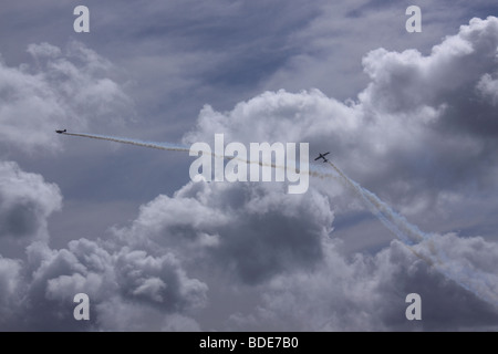 2 Yakovlevs in den Himmel und Kondensstreifen verlassen Stockfoto